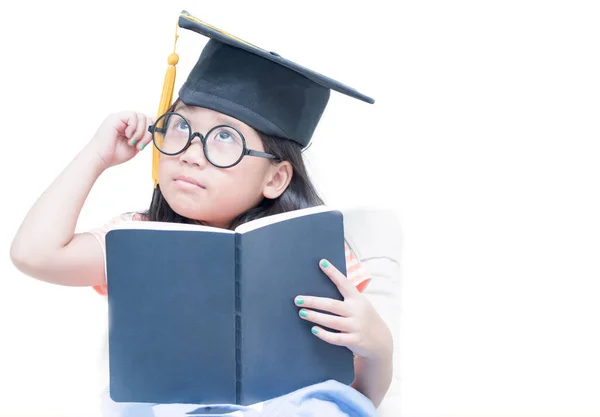 Heureux asiatique école enfant diplômé pensée avec diplôme cap — Photo