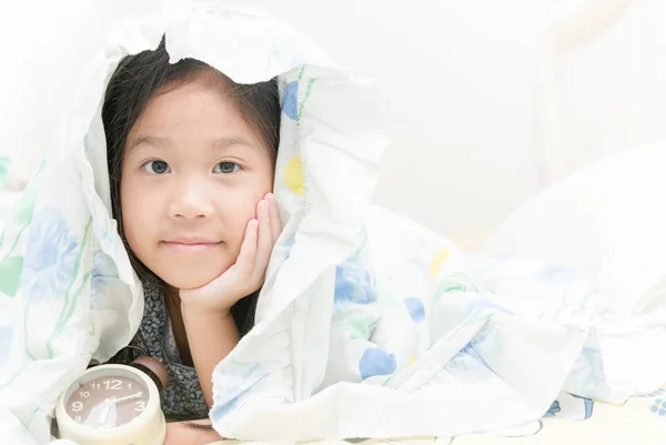 Adorable niña despertó en su cama — Foto de Stock