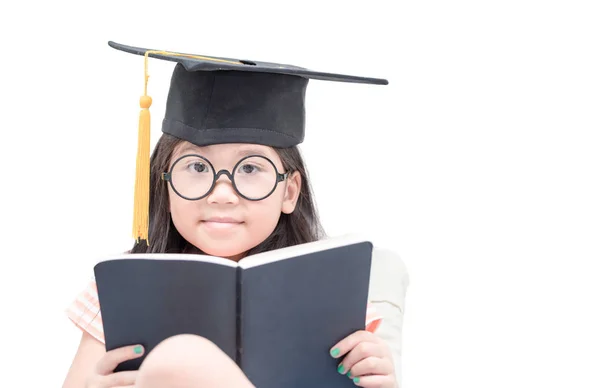 Feliz escola asiática criança pós-graduação leitura livro com tampa de graduação — Fotografia de Stock