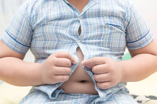 Παχύσαρκα λίπος αγόρι δεν είναι δυνατό να κουμπί επάνω το πουκάμισό του — Φωτογραφία Αρχείου