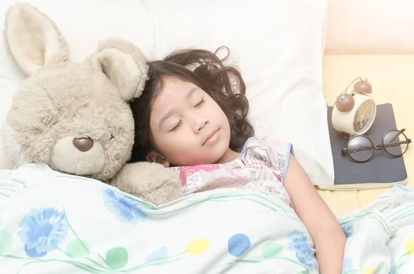 Милая девушка сладкая мечта с плюшевым мишкой на ее кровати — стоковое фото