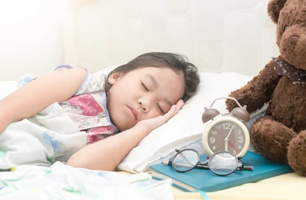 Söt liten asiatisk flicka sova på sängen — Stockfoto