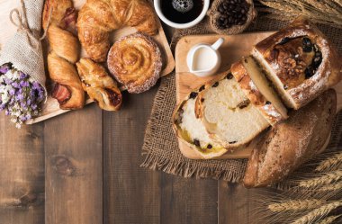 Pişmiş ekmek ve ahşap masa arka plan üzerinde buğday karışımı.