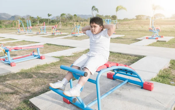 Ejercicio de gordito obeso en el parque público de la salud — Foto de Stock