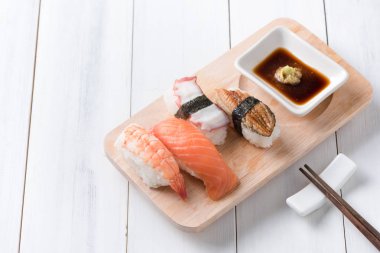 suşi sos ve wasabi ahşap plaka üzerinde