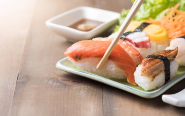 Taze somon suşi yemek çubuğu, Japaness gıda üzerinde