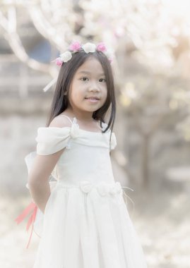 küçük gelin tutan gül buketi, vintage sesi 