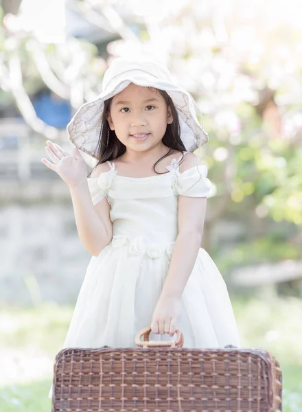 Carino asiatico ragazza tenere vimini borsa — Foto Stock