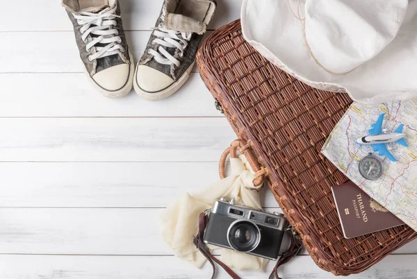 Travel accessories costumes. Passports, luggage, vintage camera, — Stock Photo, Image