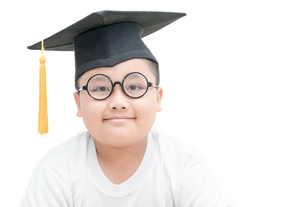Asiatico scuola bambino laureato sorriso con laurea cap isolato — Foto Stock