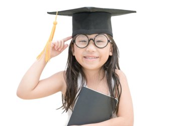 Asya Okulu çocuk lisansüstü düşünme ve gülümseme ile mezuniyet kap