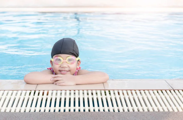 Linda chica asiática sonrisa en piscina . — Foto de Stock