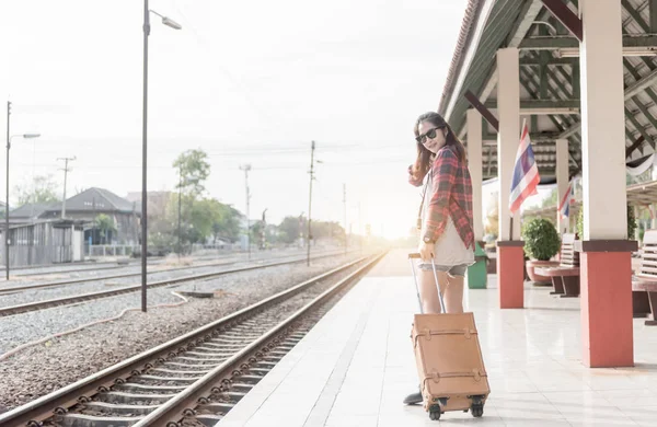 Hipster kobieta pull brązowy Skórzana Torba dworcu kolejowym. — Zdjęcie stockowe