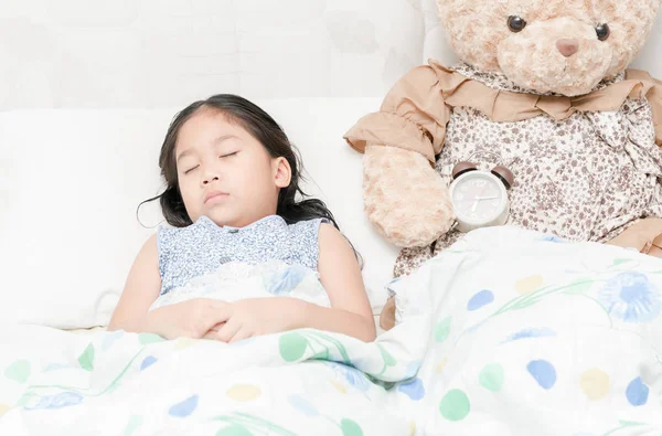 Adorabile bambina che dorme nel letto — Foto Stock