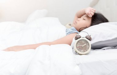 hasta çocuk bir baş ağrısı acı aşağı yalan ile çalar saat