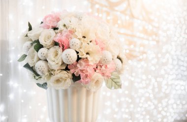 beyaz ışık bokeh ile vazoda çiçek buketi 