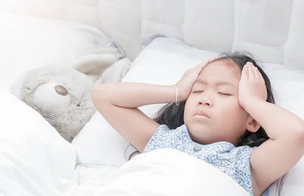 Barn liggande lider av huvudvärk — Stockfoto