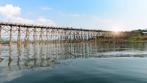 Viejo un largo puente de madera en Sangklaburi — Foto de Stock