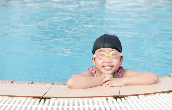 Bonito asiático menina sorriso no piscina — Fotografia de Stock