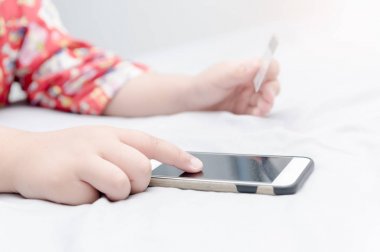 Online alışveriş. Kredi kartı tutan ve smartphone kullanarak eller. 