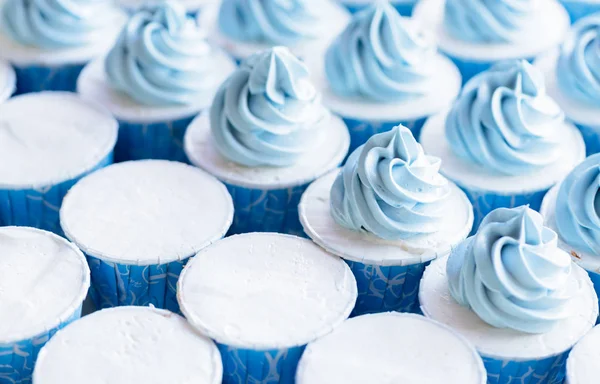 Crema azul en capcake, enfoque selectivo — Foto de Stock