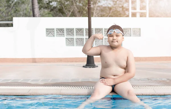 Niño gordo obeso sentarse en la piscina — Foto de Stock