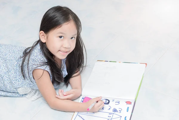 Χαριτωμένο κορίτσι σχεδιάζοντας εικόνα με χρώμα στυλό — Φωτογραφία Αρχείου