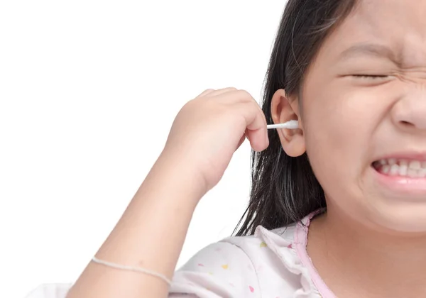 Algodão cotonete na mão menina isolado no branco — Fotografia de Stock