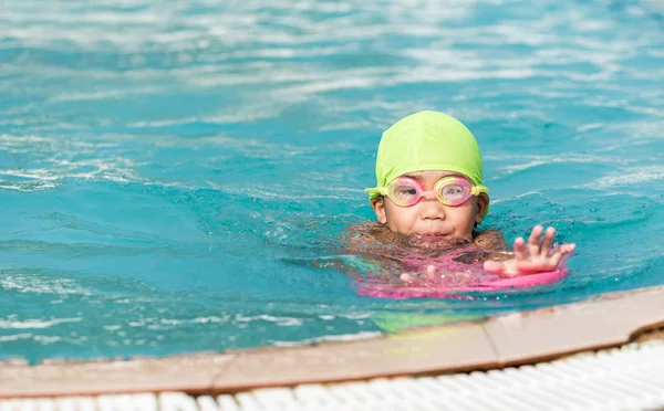 Linda niña aprendiendo a nadar . — Foto de Stock