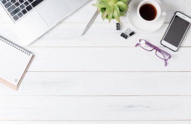 Modern beyaz ofis resepsiyon masası dizüstü bilgisayar ile, 