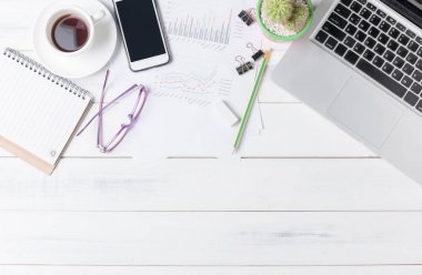 Modern beyaz ofis resepsiyon masası dizüstü bilgisayar ile, 