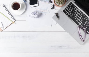 Modern beyaz ofis resepsiyon masası dizüstü bilgisayar ile, 