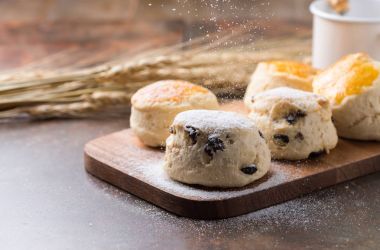 koniler ve üst ve ahşap zemin üzerine pudra şekeri