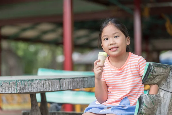 Linda niña comiendo helado. — Foto de Stock
