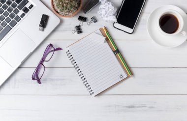 Modern beyaz ofis resepsiyon masası dizüstü bilgisayar ile, 
