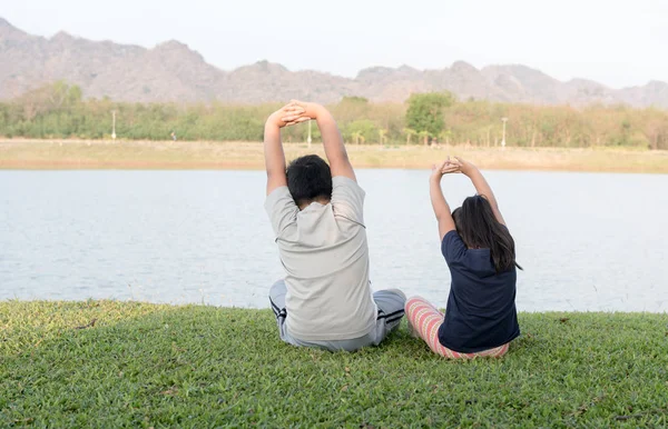 Fette Jungen spielen Yoga, um mit Schwester abzunehmen — Stockfoto