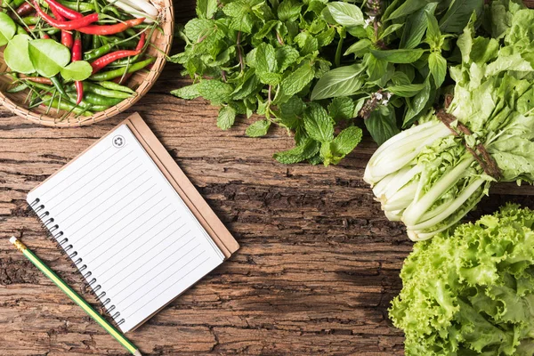 Cuaderno en blanco con menta, albahaca dulce, lechuga — Foto de Stock