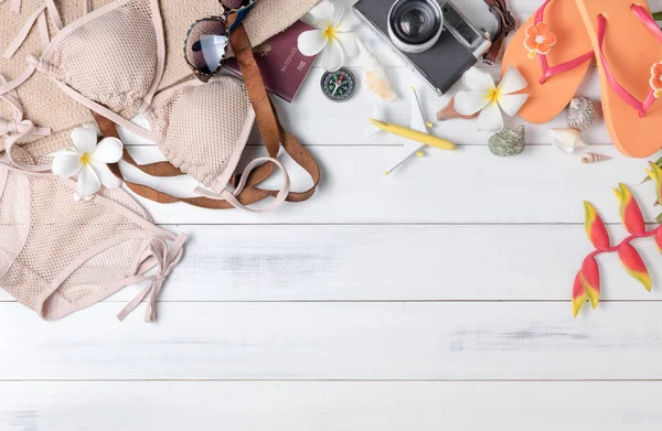 Trajes de accesorios de viaje. Pasaportes, equipaje, bikini — Foto de Stock