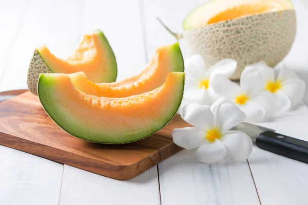 Färsk söt orange melon på trä bakgrund — Stockfoto