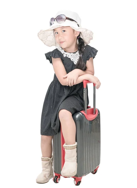 Ładna dziewczyna podróżnik z walizką na białym tle — Zdjęcie stockowe