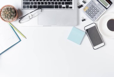 Modern beyaz ofis resepsiyon masası dizüstü bilgisayar ile