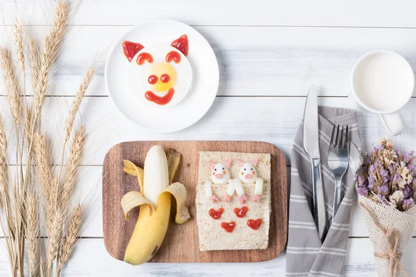 Pain et banane de petit déjeuner enfant . — Photo