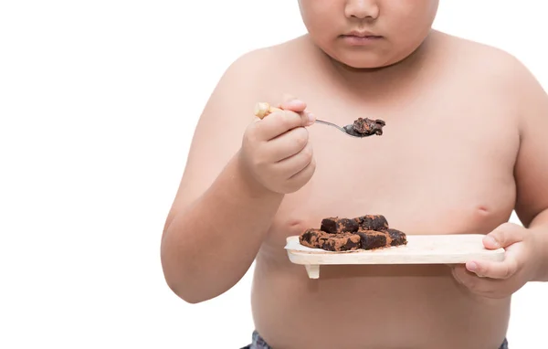 Fettleibige dicke Junge essen Nama-Schokolade isoliert auf weiß — Stockfoto