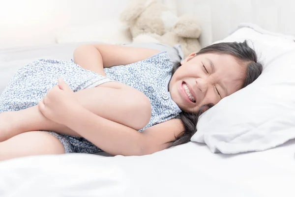 Chica asiática sensación de dolor de estómago en la cama , — Foto de Stock