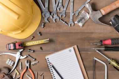 ahşap arka plan boş defter ve araçları malzemeleri 