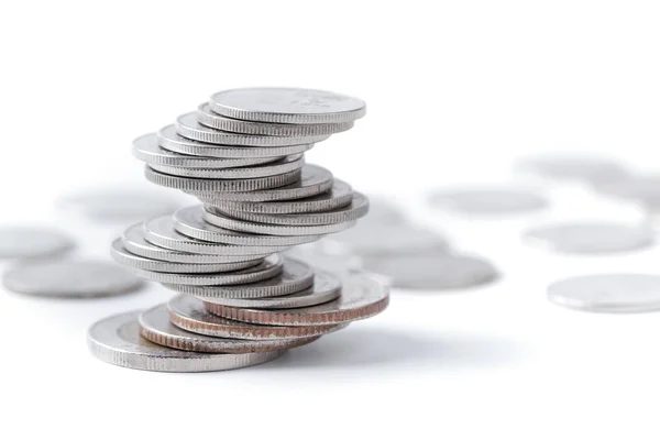 Mynt staplade på varandra i olika positioner. — Stockfoto