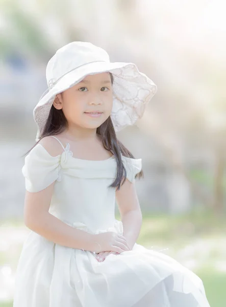 Roztomilá dívka nosí bílé dlouhé šaty — Stock fotografie