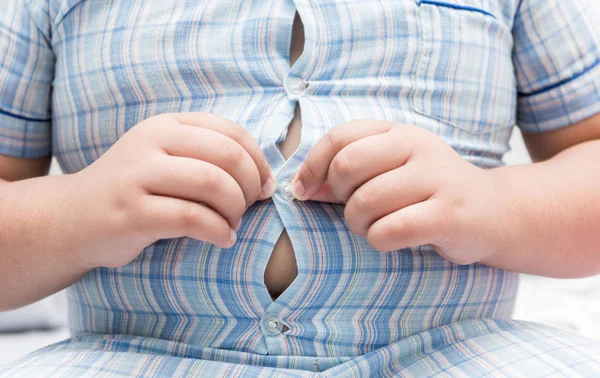 Rapaz gordo obeso com excesso de peso. Camisa apertada de pijama — Fotografia de Stock