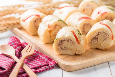 Tuna yumuşak ekmek Beyaz ahşap arka plan üzerinde rulo.