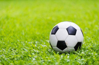 Futbol yeşil çim zemin üzerine